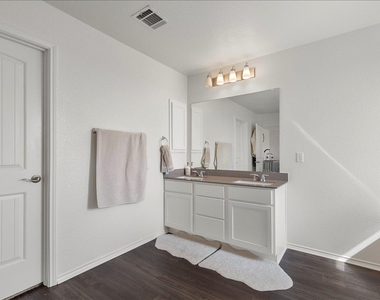 4531 Avellino Dr - Photo Thumbnail 17