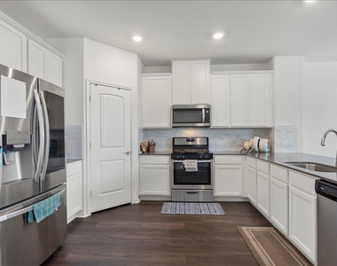4531 Avellino Dr - Photo Thumbnail 7
