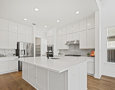 1105 Lickety Ln - Photo Thumbnail 8