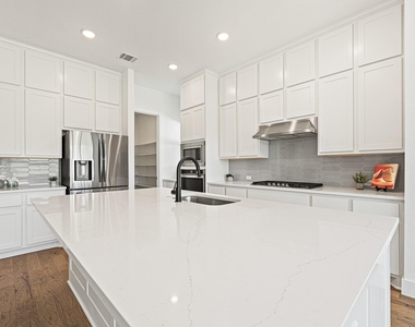 1105 Lickety Ln - Photo Thumbnail 9