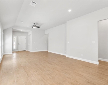 2605 Sam Bass Rd - Photo Thumbnail 4
