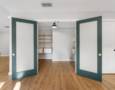 7505 Burly Oak Cir - Photo Thumbnail 10