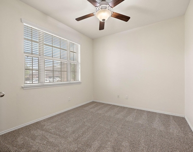713 Carillion Dr - Photo Thumbnail 2