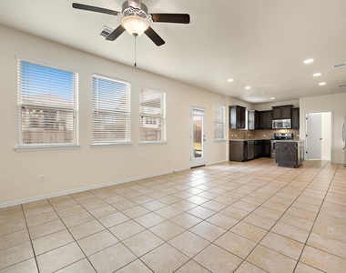 713 Carillion Dr - Photo Thumbnail 5