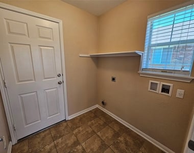 19001 Leigh Ln - Photo Thumbnail 15