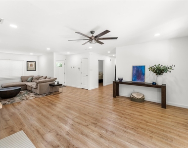 1211 Sahara Ave - Photo Thumbnail 9