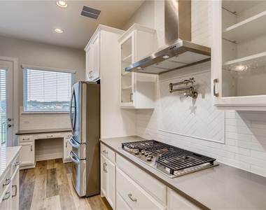 7112 Poulain Dr - Photo Thumbnail 7