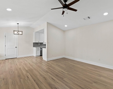 10808 Ridgeway St - Photo Thumbnail 4