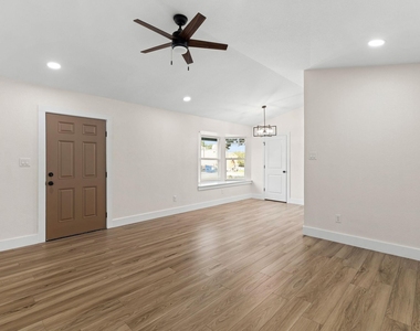 10808 Ridgeway St - Photo Thumbnail 2