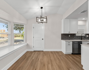 10808 Ridgeway St - Photo Thumbnail 5