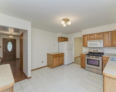1102 Country Drive - Photo Thumbnail 10
