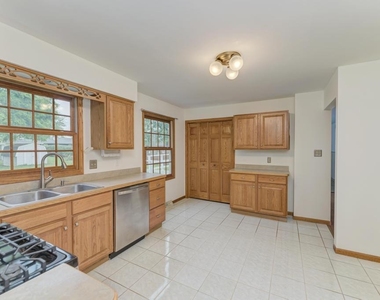 1102 Country Drive - Photo Thumbnail 12