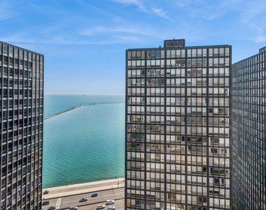 253 E Delaware Place - Photo Thumbnail 18
