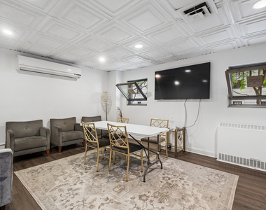 253 E Delaware Place - Photo Thumbnail 12
