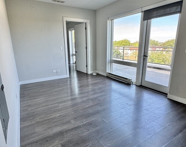 2407 W Eastwood Avenue - Photo Thumbnail 3