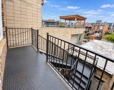 1830 W Superior Street - Photo Thumbnail 12