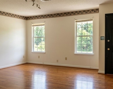 915 Clover Lane - Photo Thumbnail 3