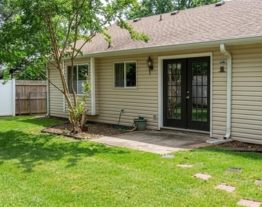 915 Clover Lane - Photo Thumbnail 1