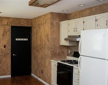 915 Clover Lane - Photo Thumbnail 2