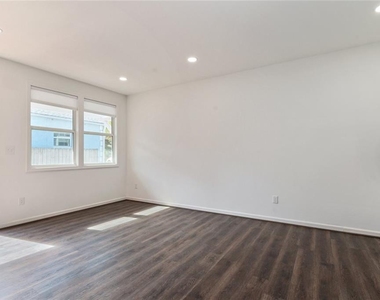1060 Grant Way Se - Photo Thumbnail 4
