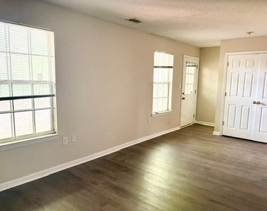 580 Windsor Street Sw - Photo Thumbnail 8