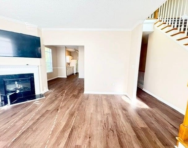 580 Windsor Street Sw - Photo Thumbnail 1