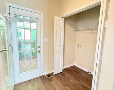 580 Windsor Street Sw - Photo Thumbnail 3