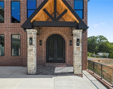 403 Thunder Road - Photo Thumbnail 4