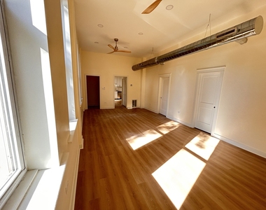2057 W Roscoe Street - Photo Thumbnail 12