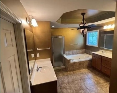 285 Simonton Crest Drive - Photo Thumbnail 3