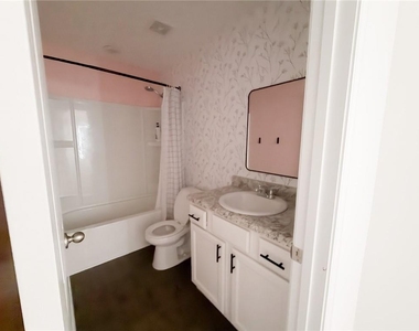 102 Pointe Place - Photo Thumbnail 9