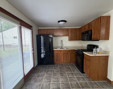 1724 Lyran Avenue - Photo Thumbnail 2