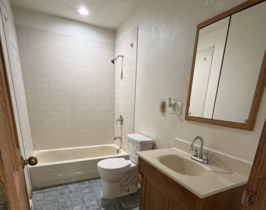 1722 Lyran Avenue - Photo Thumbnail 7