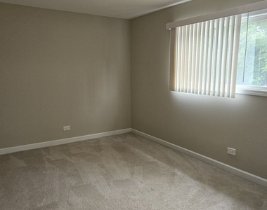 10s771 Clarendon Hills Road - Photo Thumbnail 12