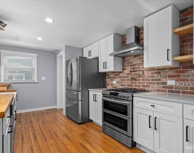 628 Illinois Street - Photo Thumbnail 4