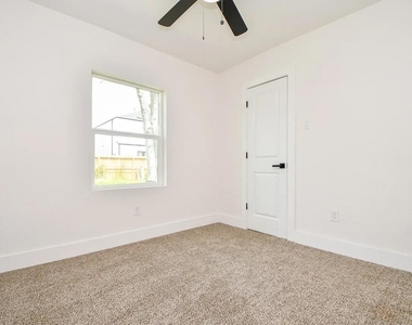 4223 Elmwood Street - Photo Thumbnail 4