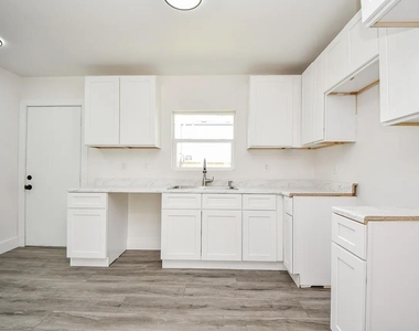 4223 Elmwood Street - Photo Thumbnail 2