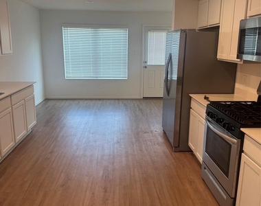 3202 Holly Stokes Way Way - Photo Thumbnail 5