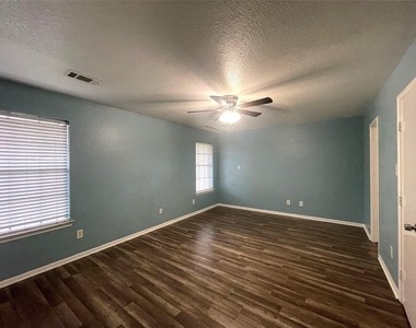 8010 Arrowhead Lane - Photo Thumbnail 5