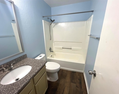 8010 Arrowhead Lane - Photo Thumbnail 10