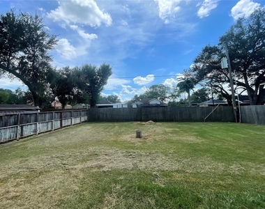 8010 Arrowhead Lane - Photo Thumbnail 13