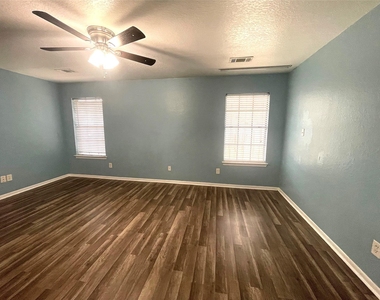 8010 Arrowhead Lane - Photo Thumbnail 6