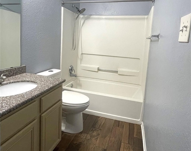 8010 Arrowhead Lane - Photo Thumbnail 7