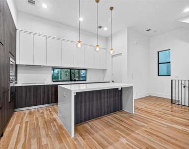 807 Memorial Heights Drive - Photo Thumbnail 9