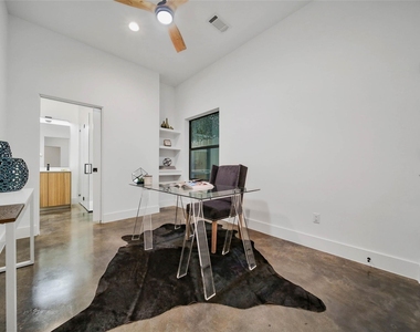 807 Memorial Heights Drive - Photo Thumbnail 3