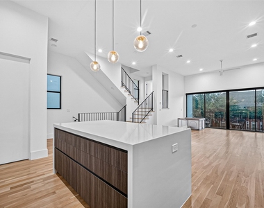 807 Memorial Heights Drive - Photo Thumbnail 7