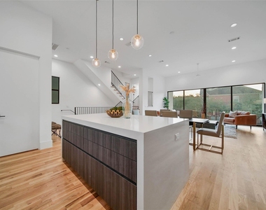 807 Memorial Heights Drive - Photo Thumbnail 12