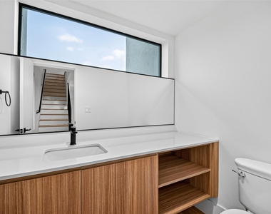 807 Memorial Heights Drive - Photo Thumbnail 21