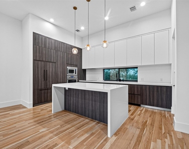 807 Memorial Heights Drive - Photo Thumbnail 15