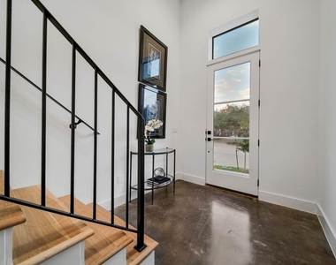 807 Memorial Heights Drive - Photo Thumbnail 2